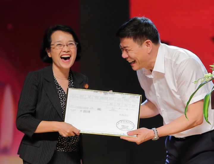 他是我国首位世界首富，公司市值曾是苹果6倍，如今身价320亿