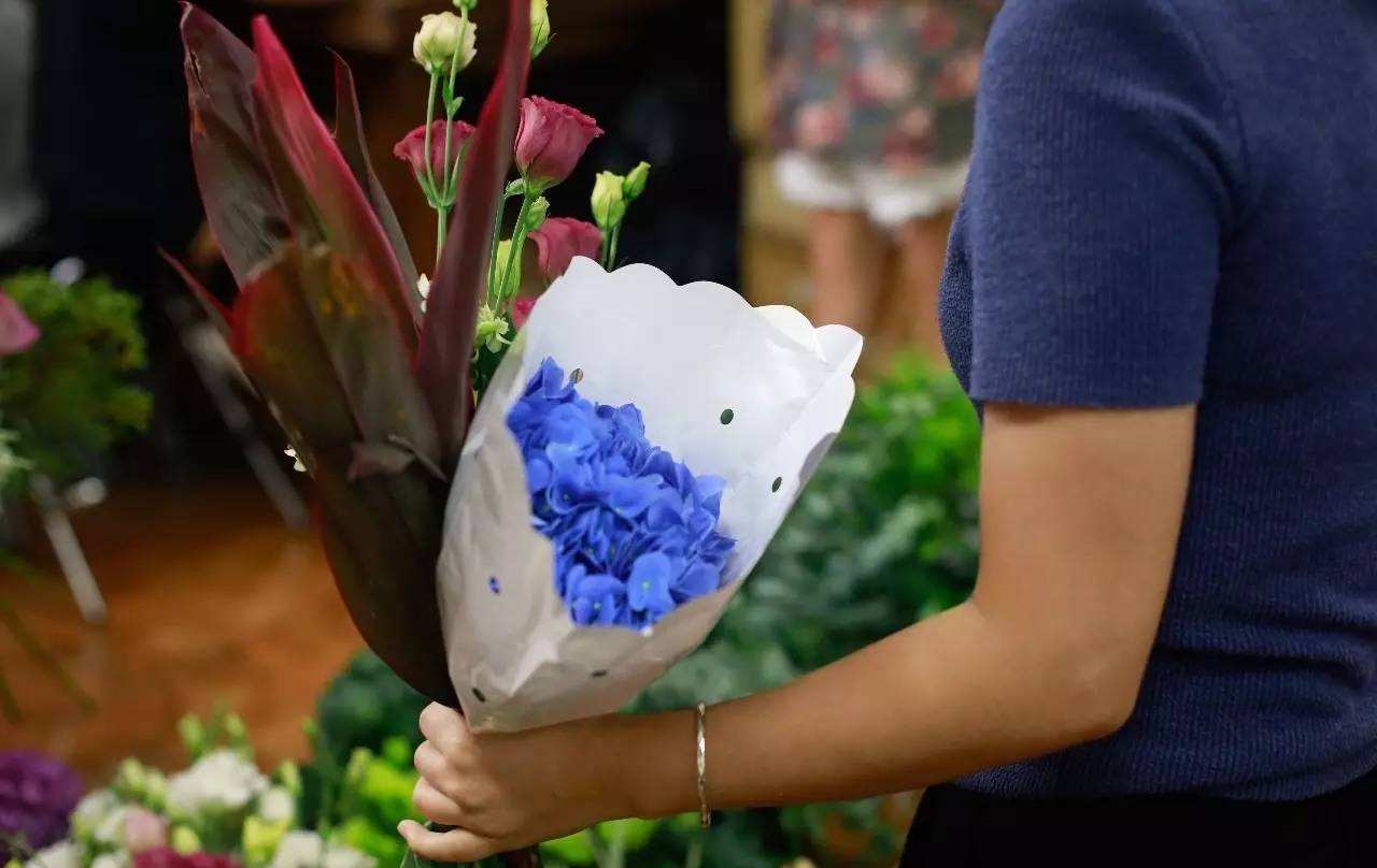 花店生意太差，老板娘通过异业联盟转亏为盈，销量暴增10倍