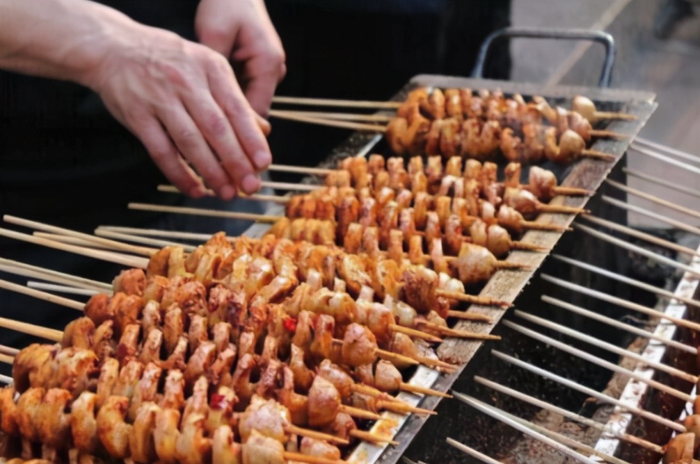 90后小伙摆摊创业，仅靠这3招，1个月开出多家分店