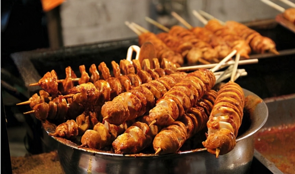 90后小伙摆摊创业，仅靠这3招，1个月开出多家分店