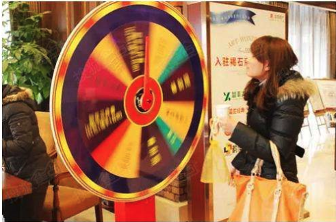 农村小伙摆地摊，所有商品“只送不卖”，反而还赚了3.6万