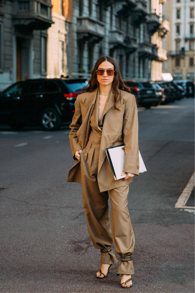 50岁女人别穿太“艳”，多穿这5种颜色的衣服，减龄又显白