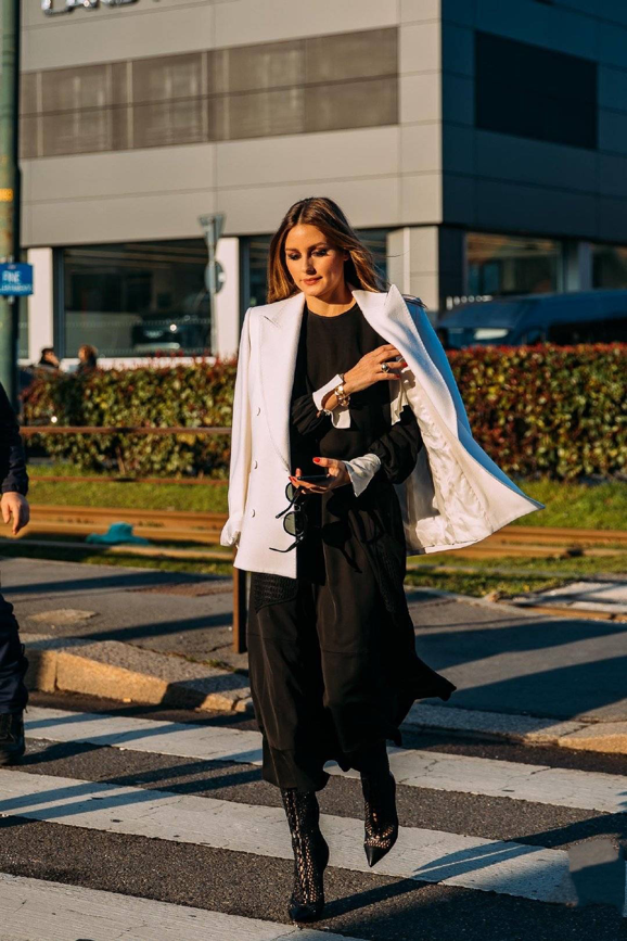 50岁女人别穿太“艳”，多穿这5种颜色的衣服，减龄又显白