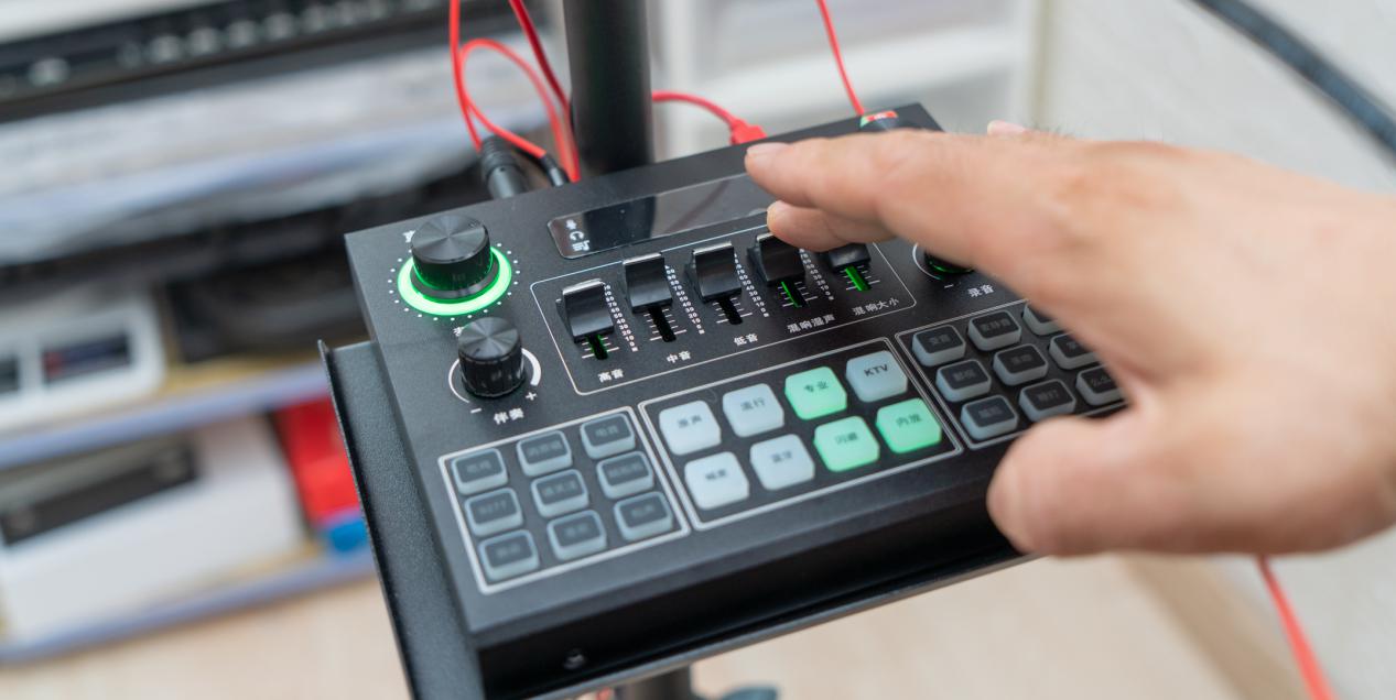 千元内就能搞定全套直播装备，SMORSS创新直播套装开箱体验