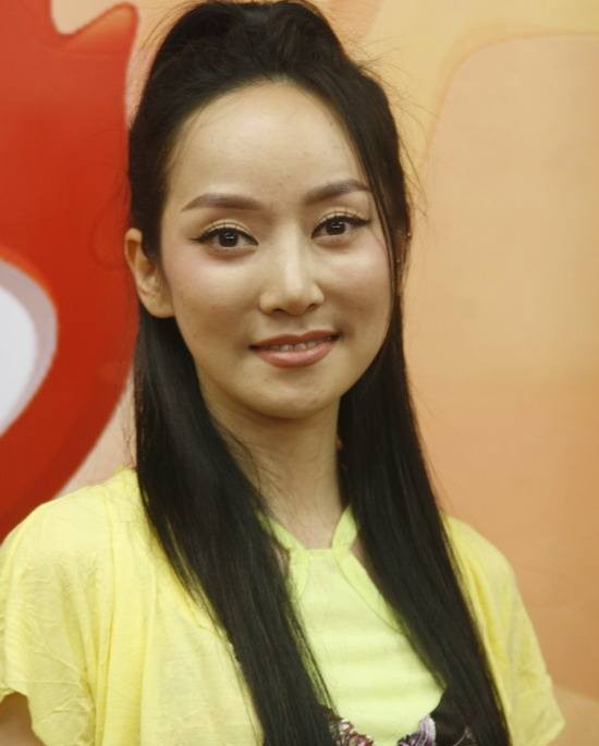 萨顶顶原名周鹏，因假唱被金星公开嘲讽，后闪婚嫁给富豪老公