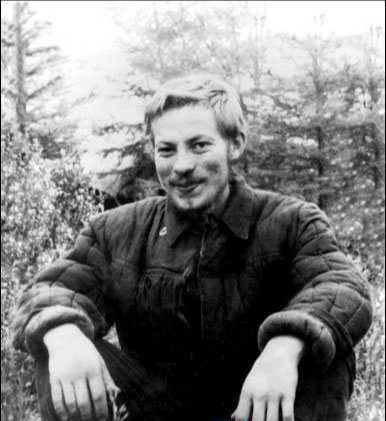 老照片模糊不清？别怕，送PS修复破损神器一秒神奇复原