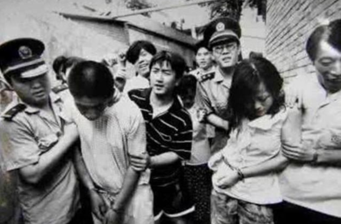 此女自称是武则天转世，建立后宫，封4个相貌不错的男子为“妃”