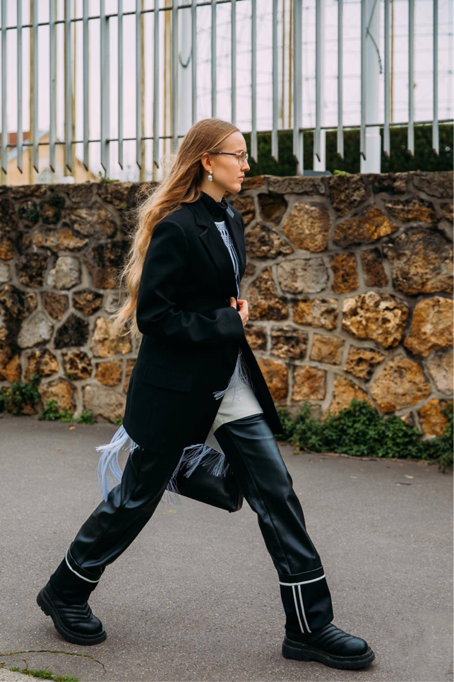 50岁女人别穿太“艳”，多穿这5种颜色的衣服，减龄又显白