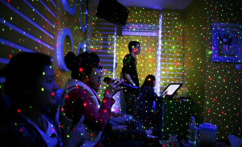 KTV花99元免费唱一年，套路环环相扣，老板一年赚200万