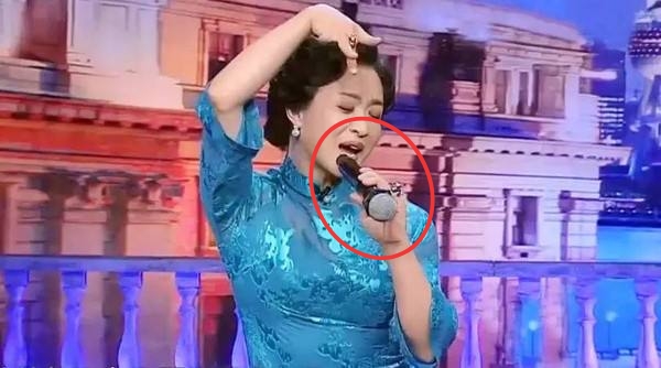 萨顶顶原名周鹏，因假唱被金星公开嘲讽，后闪婚嫁给富豪老公