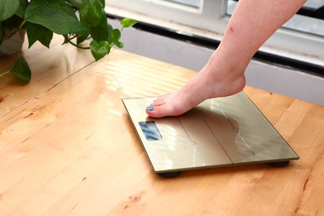 称重时发现重了不少，电子秤不准怎么调？