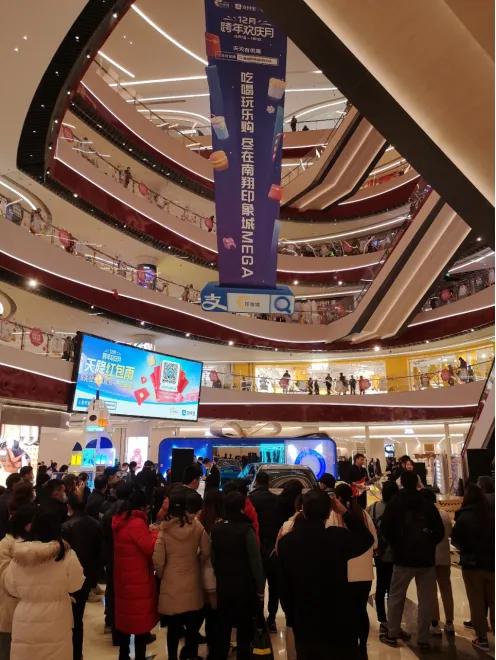 全国多地商圈上演“红包雨“大戏，这个12月有点不一样……