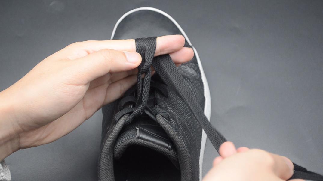 运动时鞋带老是松动？教你一招双蝴蝶结鞋带系法，美观又牢固