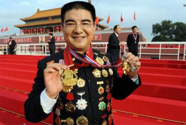 身家数十亿的陈光标，捐款20多亿惹争议，给孩子取名"陈环保"