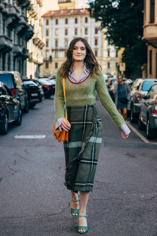 50岁女人别穿太“艳”，多穿这5种颜色的衣服，减龄又显白