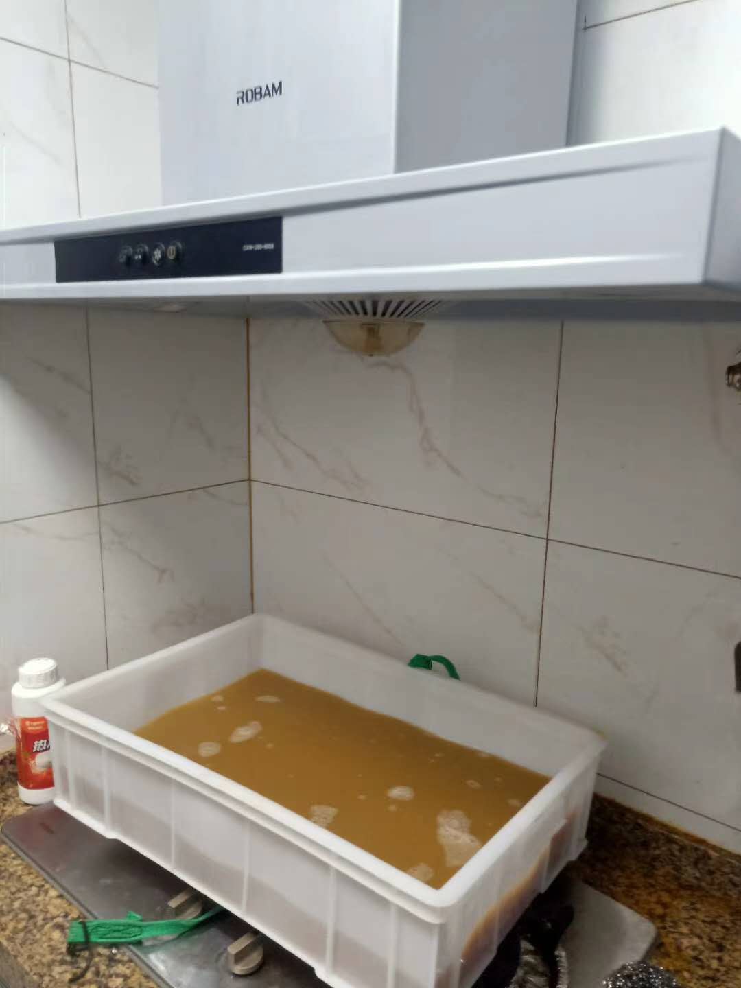 小伙靠1个69元“油烟机清洗”，1年买房换车，人人可做的项目