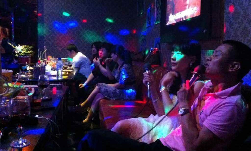 KTV花99元免费唱一年，套路环环相扣，老板一年赚200万