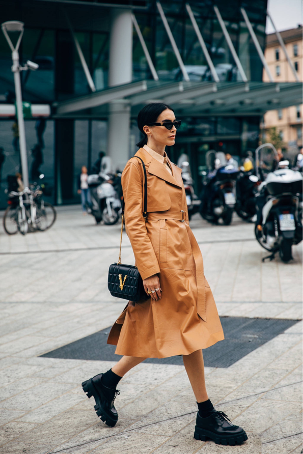 50岁女人别穿太“艳”，多穿这5种颜色的衣服，减龄又显白