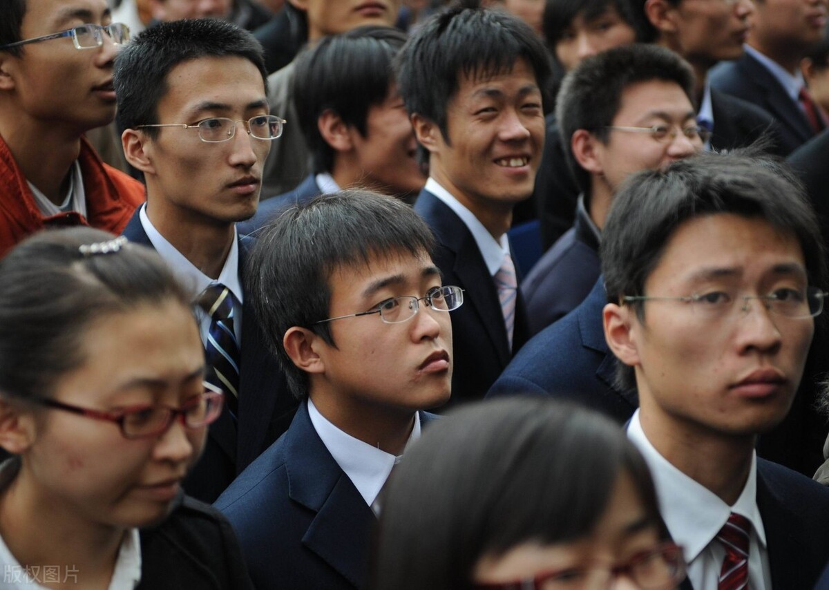 我24小时便利店员，每天上班超10小时，揭秘过期食品去哪儿了