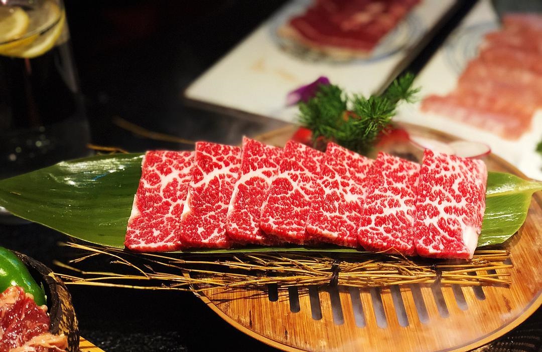 餐饮小白开了一家烤肉店，结果生意好到爆，半年赚上百万