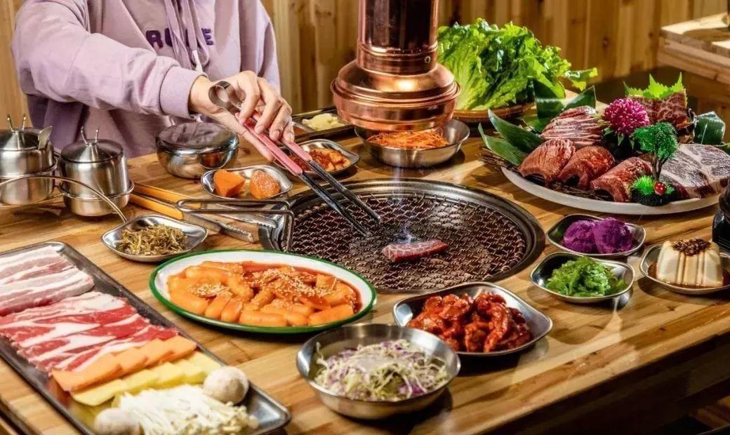 餐饮小白开了一家烤肉店，结果生意好到爆，半年赚上百万