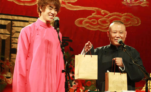 抽烟喝酒烫头：于谦三大爱好背后，是郭德纲和德云社的辛酸血泪