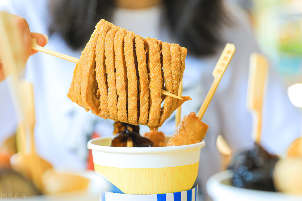 我24小时便利店员，每天上班超10小时，揭秘过期食品去哪儿了