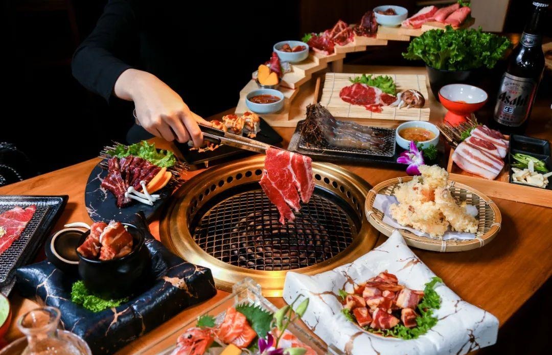 餐饮小白开了一家烤肉店，结果生意好到爆，半年赚上百万