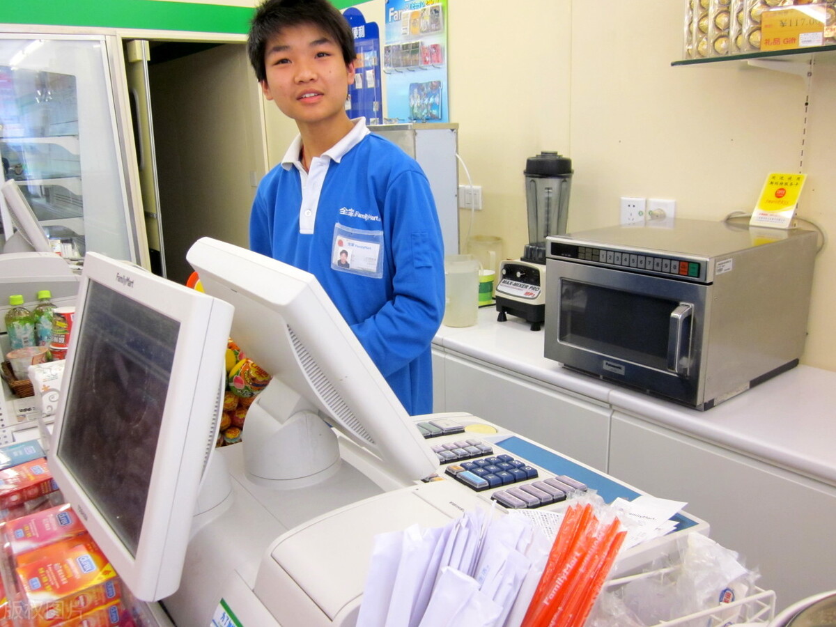 我24小时便利店员，每天上班超10小时，揭秘过期食品去哪儿了