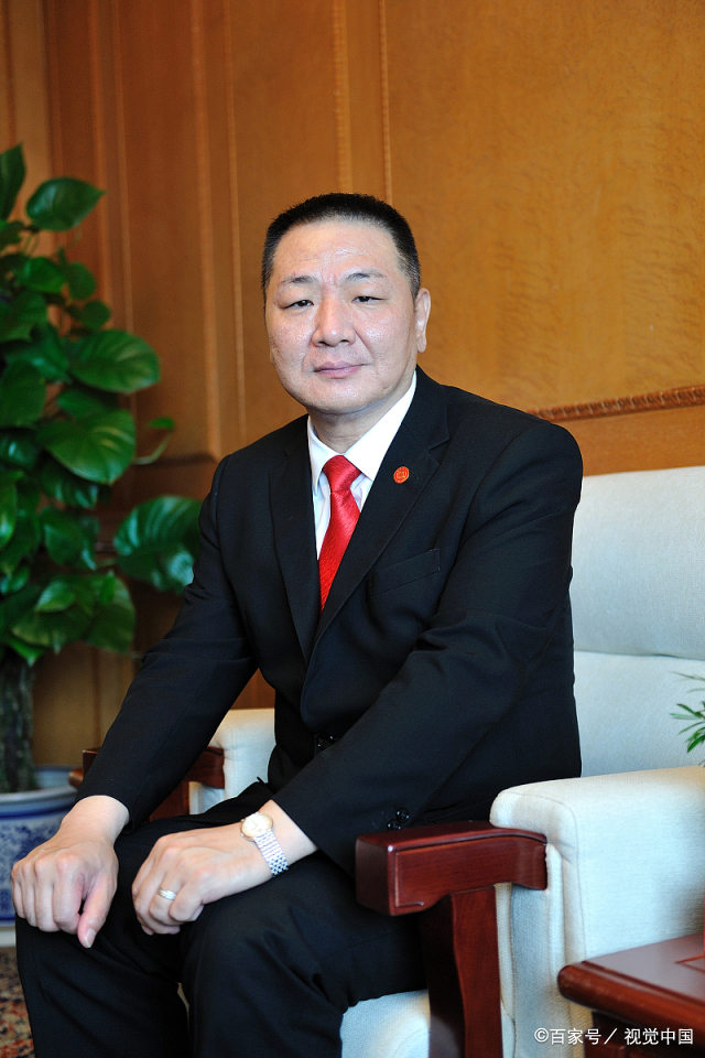 高中学历的他，25岁开始创业，如今成为光纤巨头身家百亿