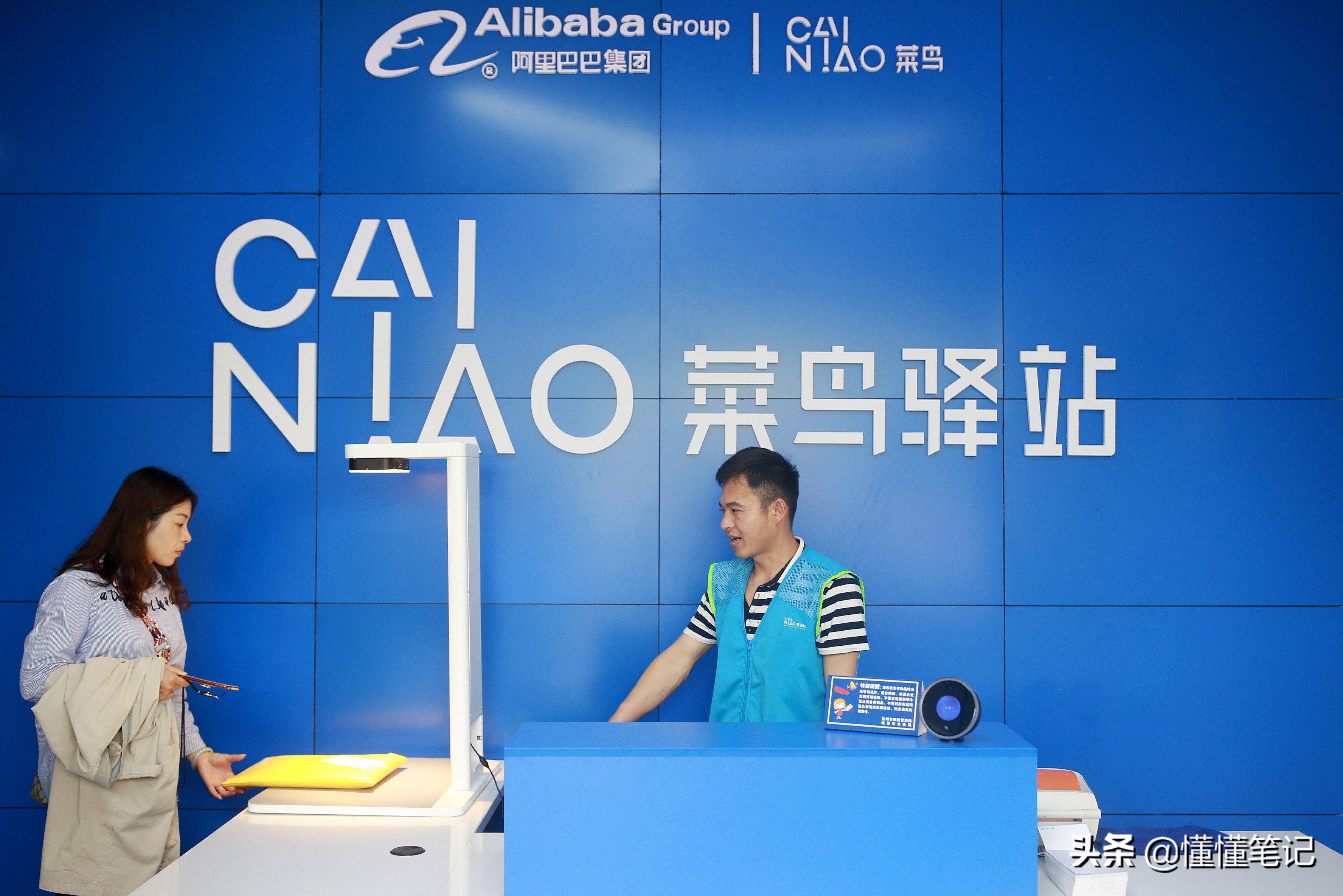 丰巢收费时，菜鸟驿站免费，遵循了什么不同的逻辑？