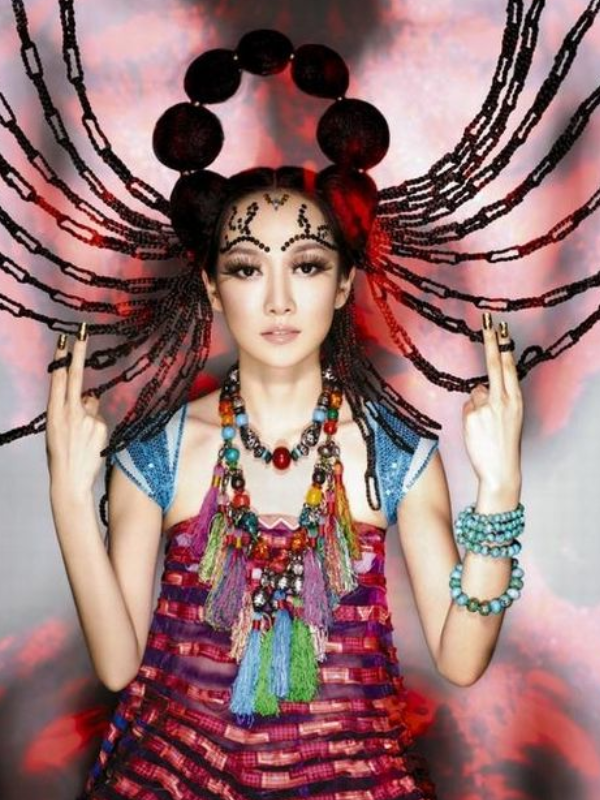 萨顶顶：“天籁之音”，献唱中秋晚会惹争议，网传90分钟闪婚