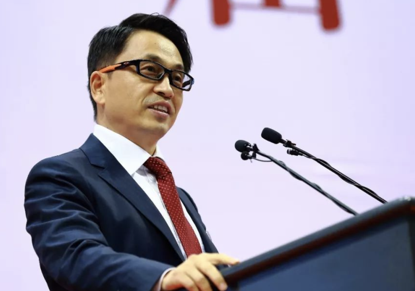 看准就狂买，不惧高位“接盘”，张磊半年暴赚200亿