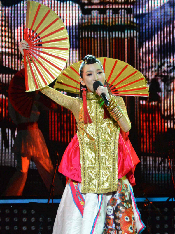 萨顶顶：“天籁之音”，献唱中秋晚会惹争议，网传90分钟闪婚