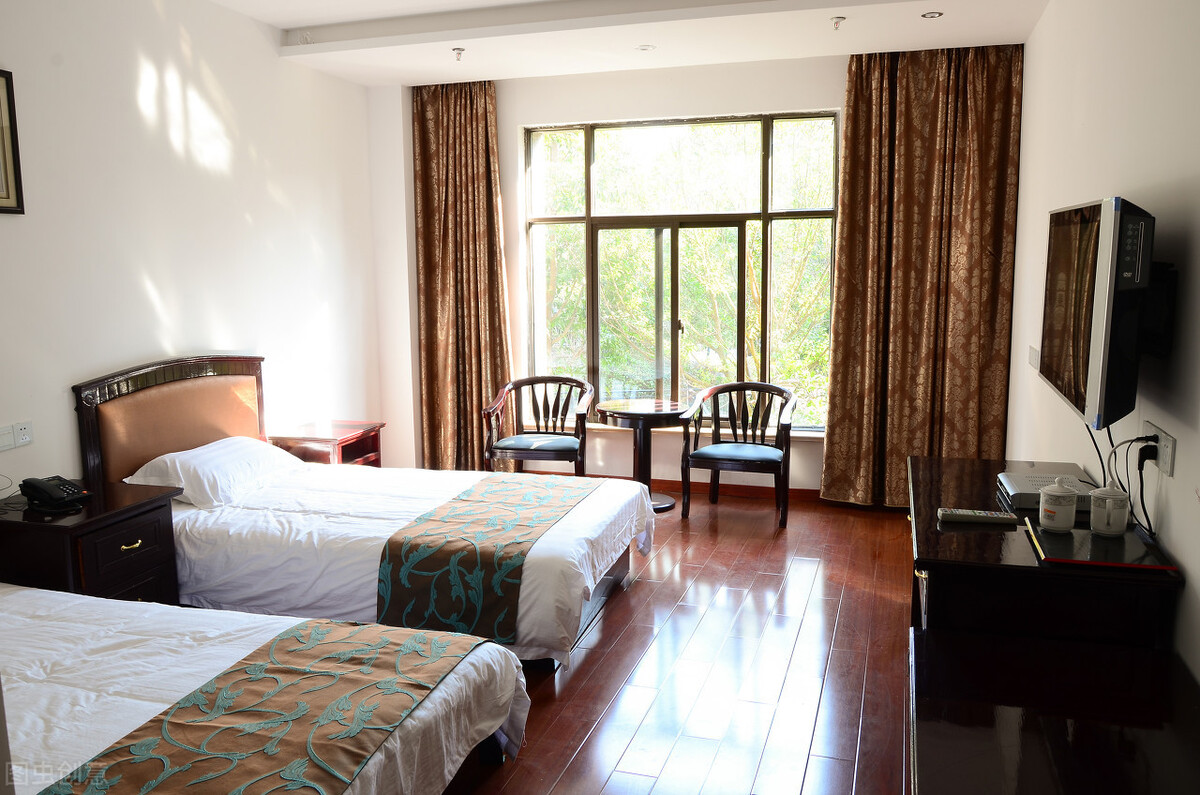 从亏损到盈利，90后老板略施小计，将快倒闭的酒店盘活了