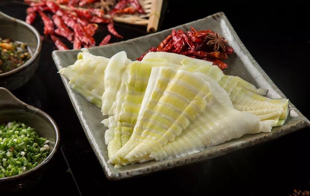 这家旋转小火锅的老板深谙生意之道，月赚20万！看他是怎么做的