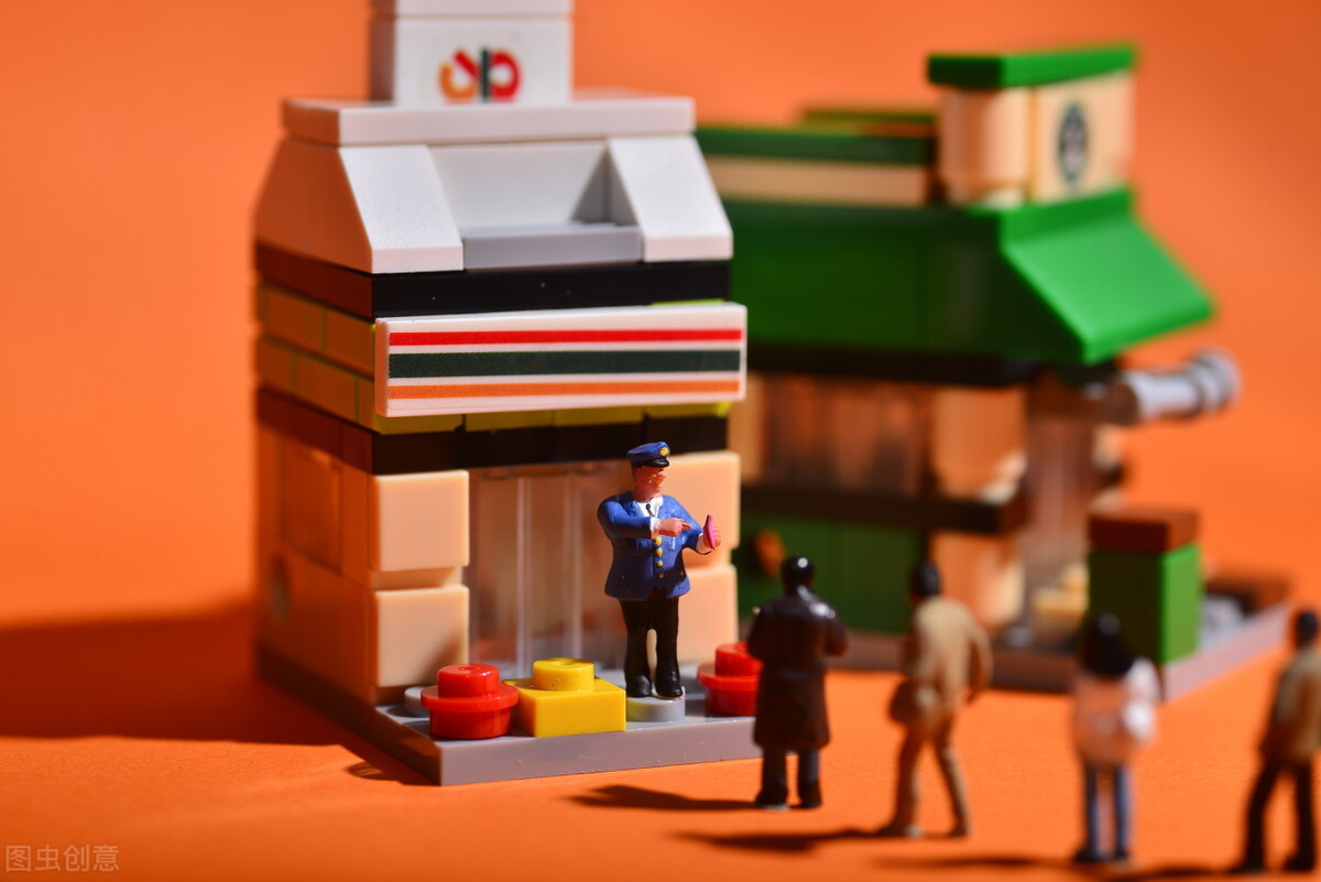 95后美甲师月入四万，不用加班：低端岗位，正在收割中产的口袋