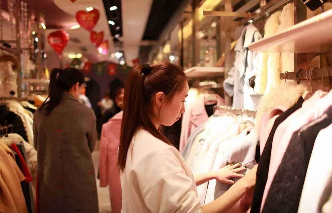 服装店老板太会做生意了！一招免费送衣服引流无数，半年赚百万