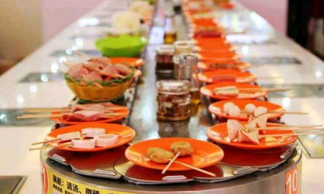 这家旋转小火锅的老板深谙生意之道，月赚20万！看他是怎么做的