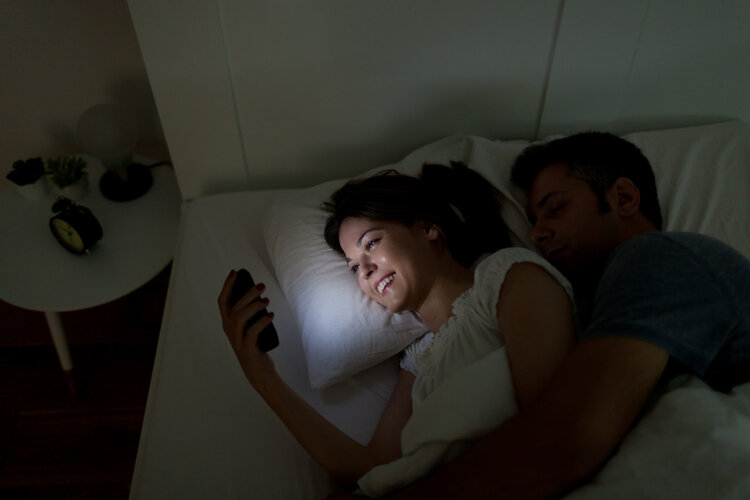 睡觉时，手机不能放床头？充电时辐射危害有多大？这些问题讲清楚