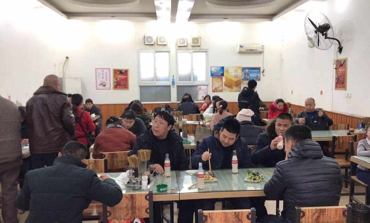 这家面馆免费吃一年烩面，老板不亏反赚，一年赚一百多万