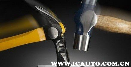 车钥匙锁后备箱了怎么办，没钥匙后备箱打开方法