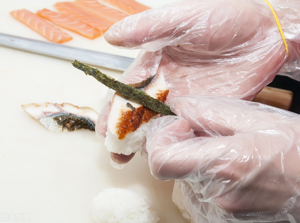 我高中毕业，18年厨师月入4k没保险，不吃学习苦就要吃生活苦