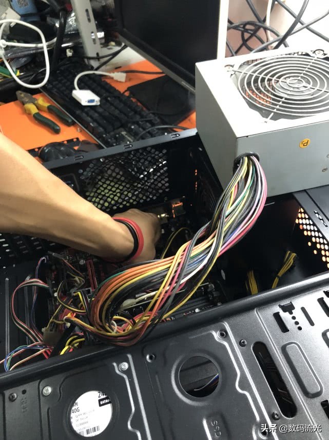 电脑主机正常运行，显示器黑屏，有六种原因，前三种方法要掌握！