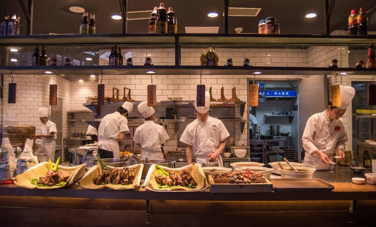 餐厅生意差，老板用一个啤酒活动起死回生，快速盈利50万