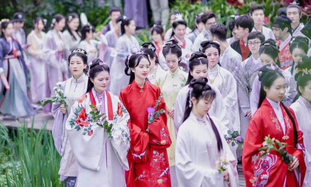 汉服热潮来袭！复古文化回潮，汉服市场“破圈”迅猛生长