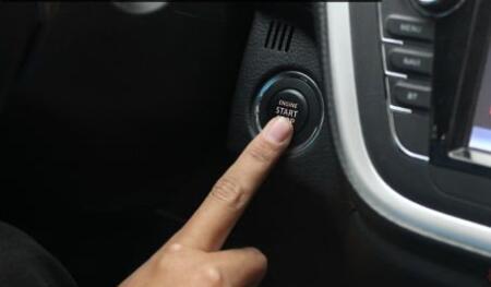 方向盘突然卡死了，钥匙也拧不动怎么办？一招教你轻松解决