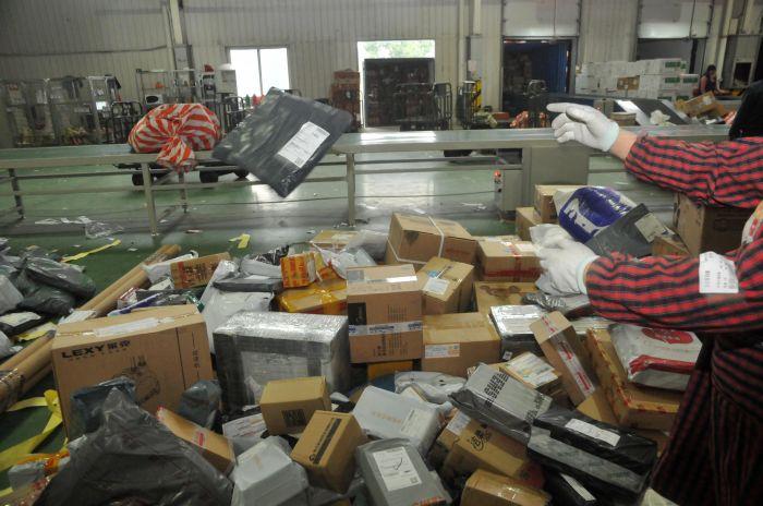 被“月入过万”骗入行的快递员：比搬运工还累，一个快件只赚3毛