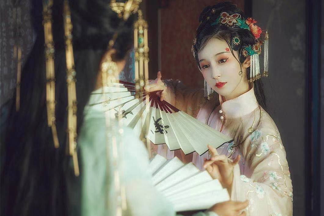 汉服热潮来袭！复古文化回潮，汉服市场“破圈”迅猛生长