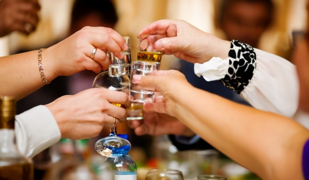 这家小饭馆为引流使出绝招：免费喝酒！结果年赚百万